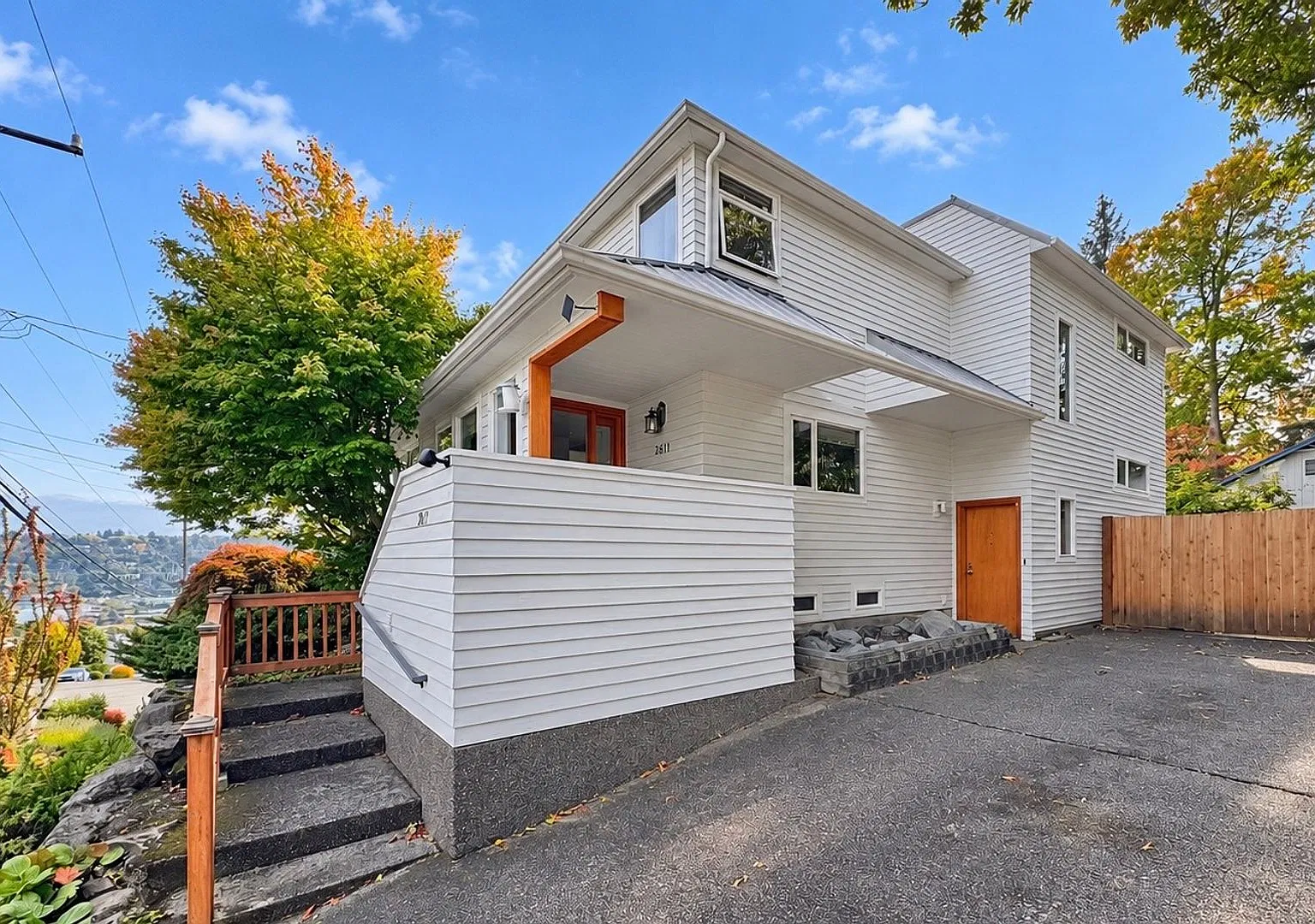 Spacious 5-Bedroom Magnolia Home with Rooftop Deck & Lake Views — Photo 3