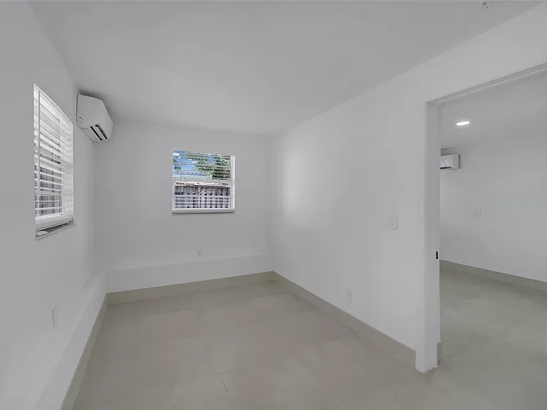 812 NE 4th Ave — Photo 14