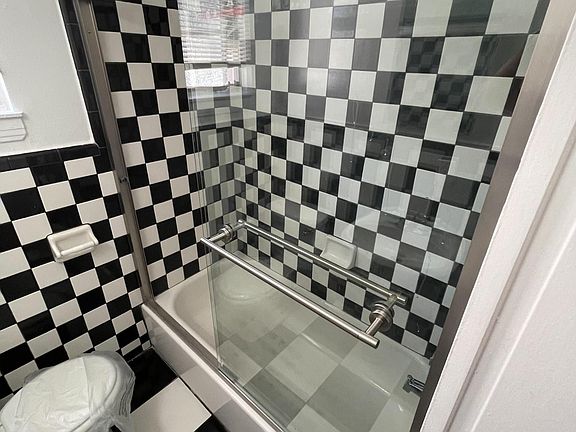 5th image of 1421 3/4 N Hayworth Ave #1421-3/4