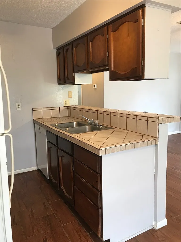 2 bed, 900 sqft, $1,199 — Photo 4