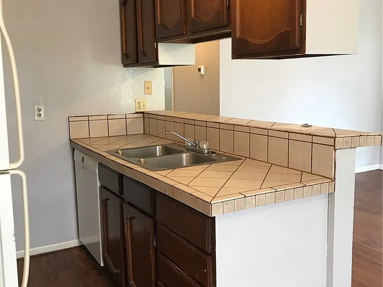 1431 Hillside Dr — Photo 4