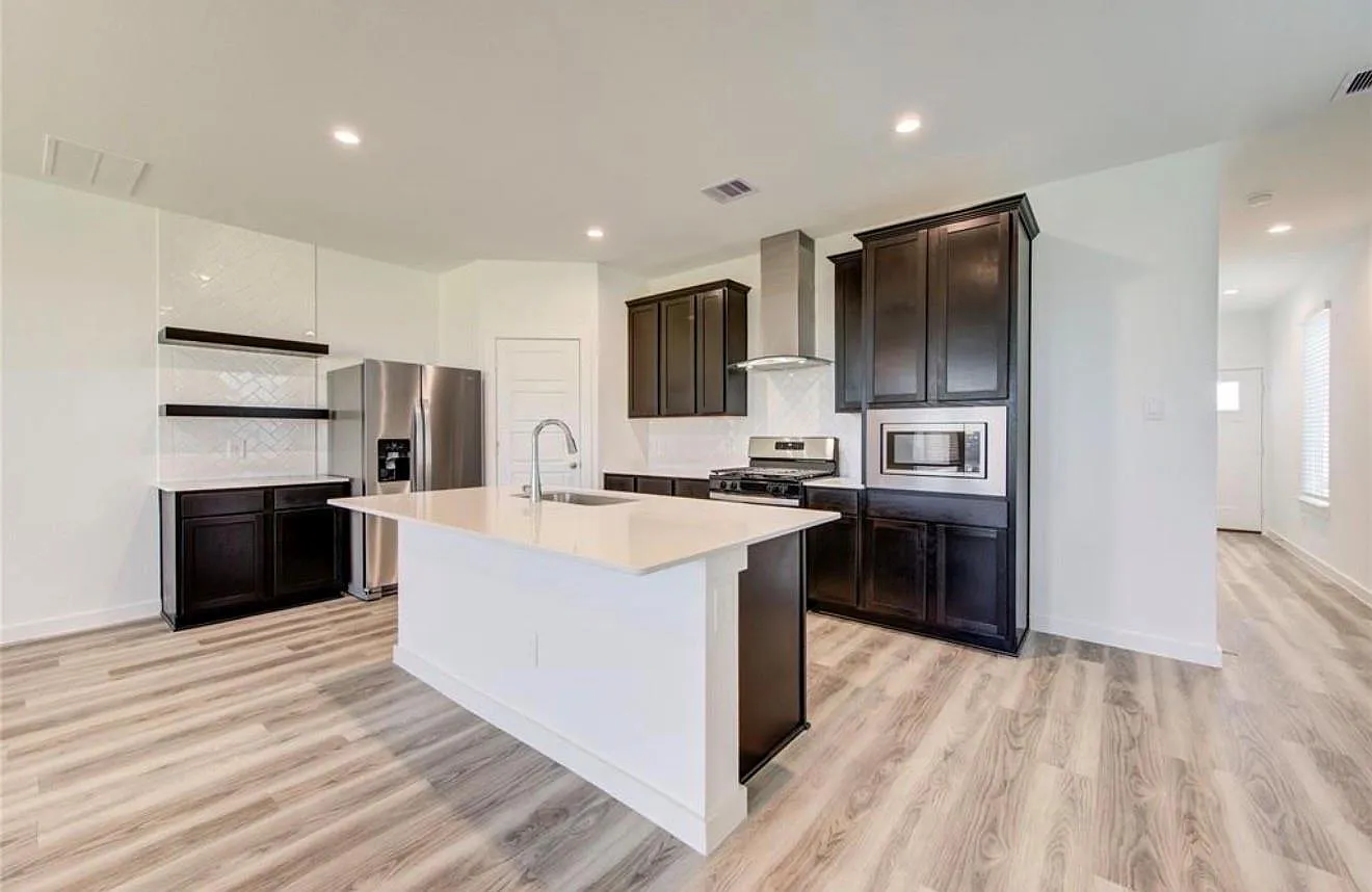 4 bed, 2.5 bath, 2166 sqft, $3,170 — Photo 4