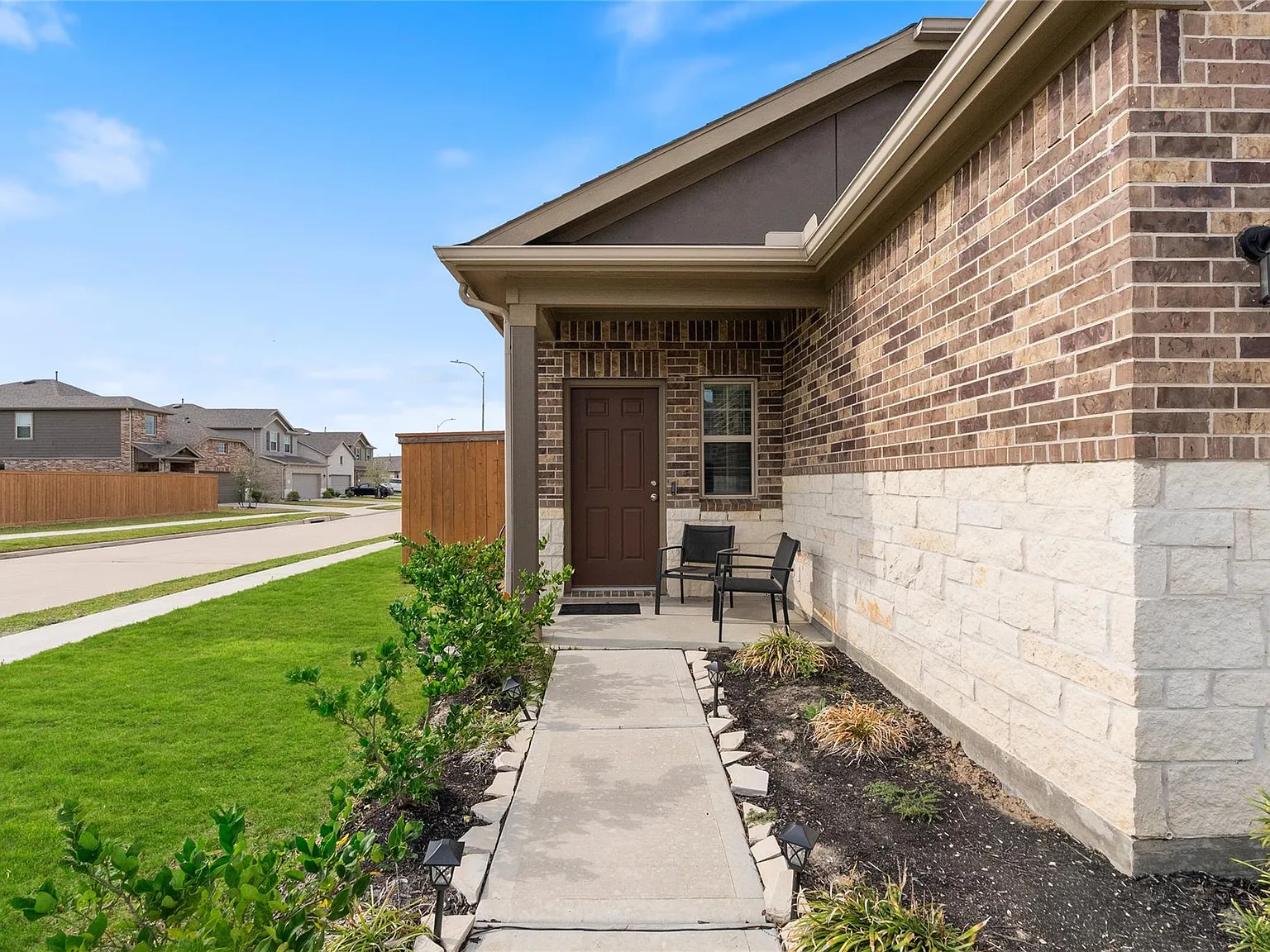 3 bed, 2.0 bath, 1580 sqft, $2,500 — Photo 2