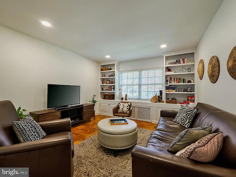 1608 W Abingdon Dr #102 — Photo 8