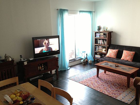 3rd image of 921 N La Salle Dr APT 18