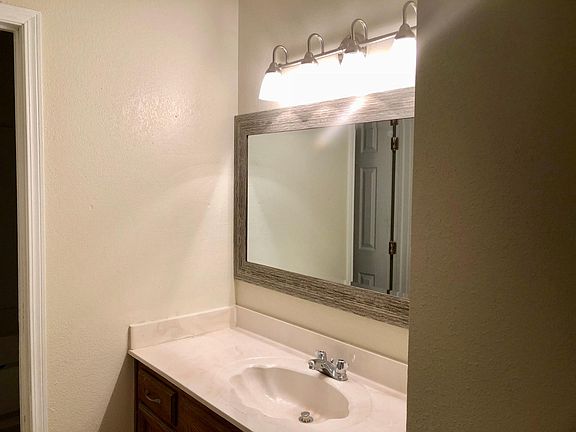 4th image of 203 NE Timbercreek Dr