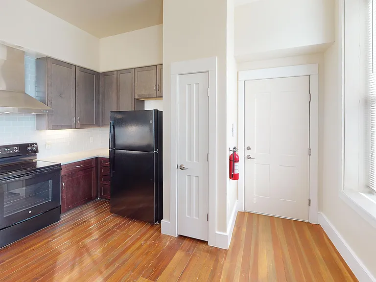 100 E Clifton Ave #4 — Photo 16