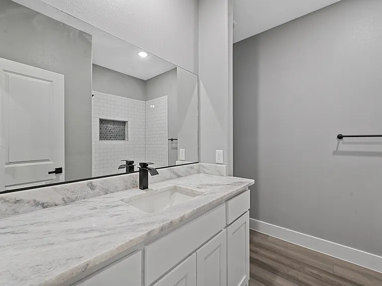 527 W Walker St — Photo 18