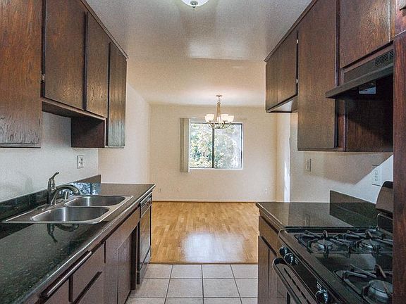 5th image of 11545 Moorpark St #13