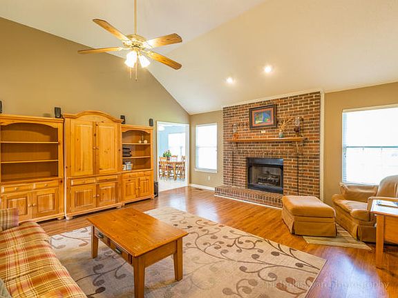 4th image of 107 Mountain Brook Dr