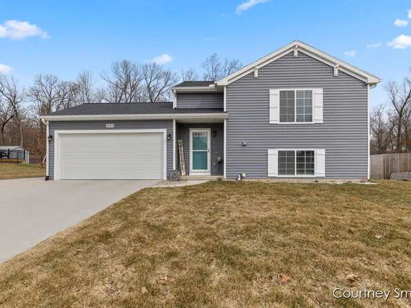 10865 Autumn Oak Dr SE, Lowell, MI 49331