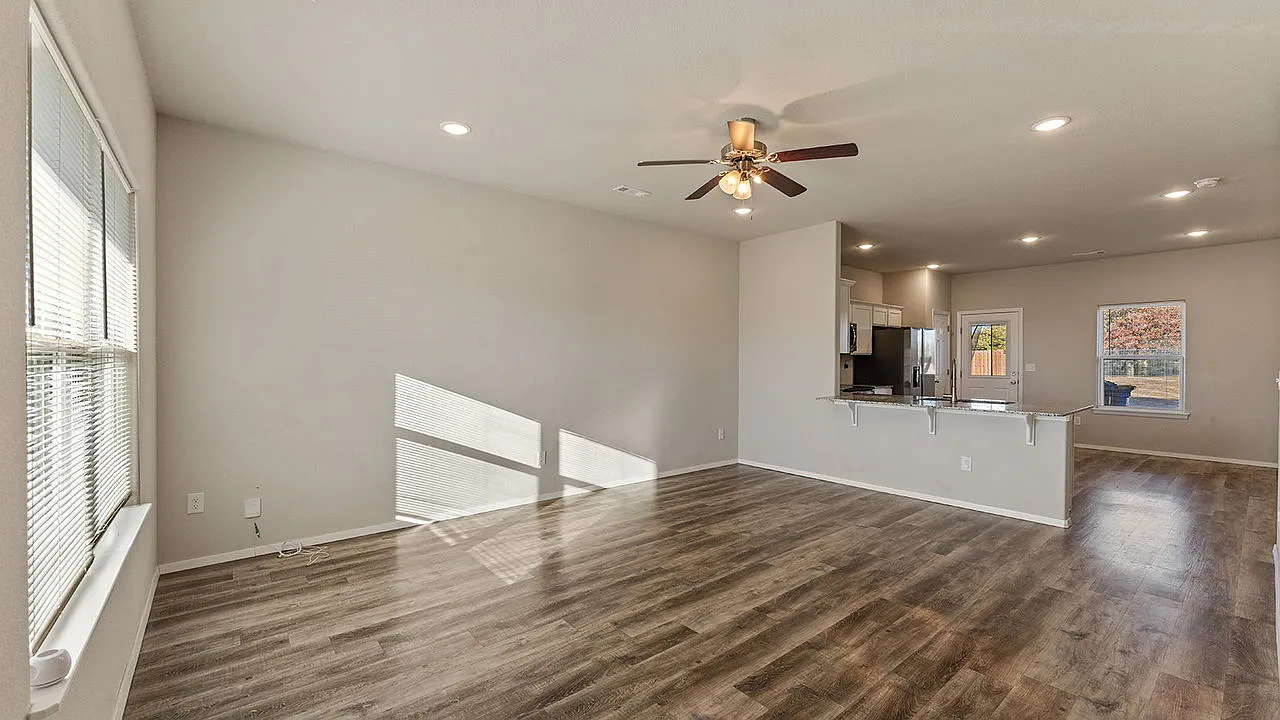 4 bed, 2.5 bath, 2352 sqft, $2,350 — Photo 3