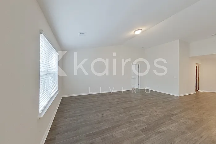 107 Lord Effingham Way — Photo 12