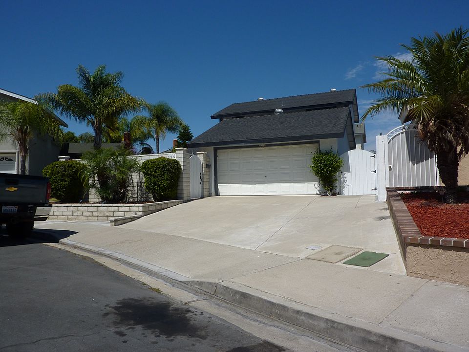 BEAUTIFULLY BRICKED COURTYAR