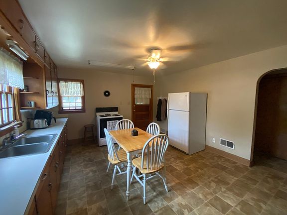 4th image of 101 Cedar St