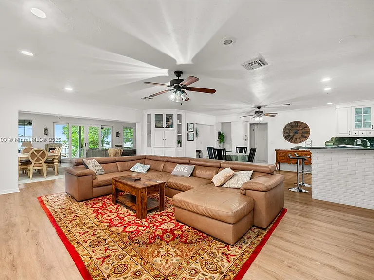2551 Lakeview Dr — Photo 6