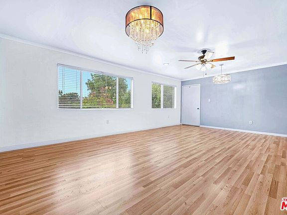 2nd image of 12801 Moorpark St Unit 308