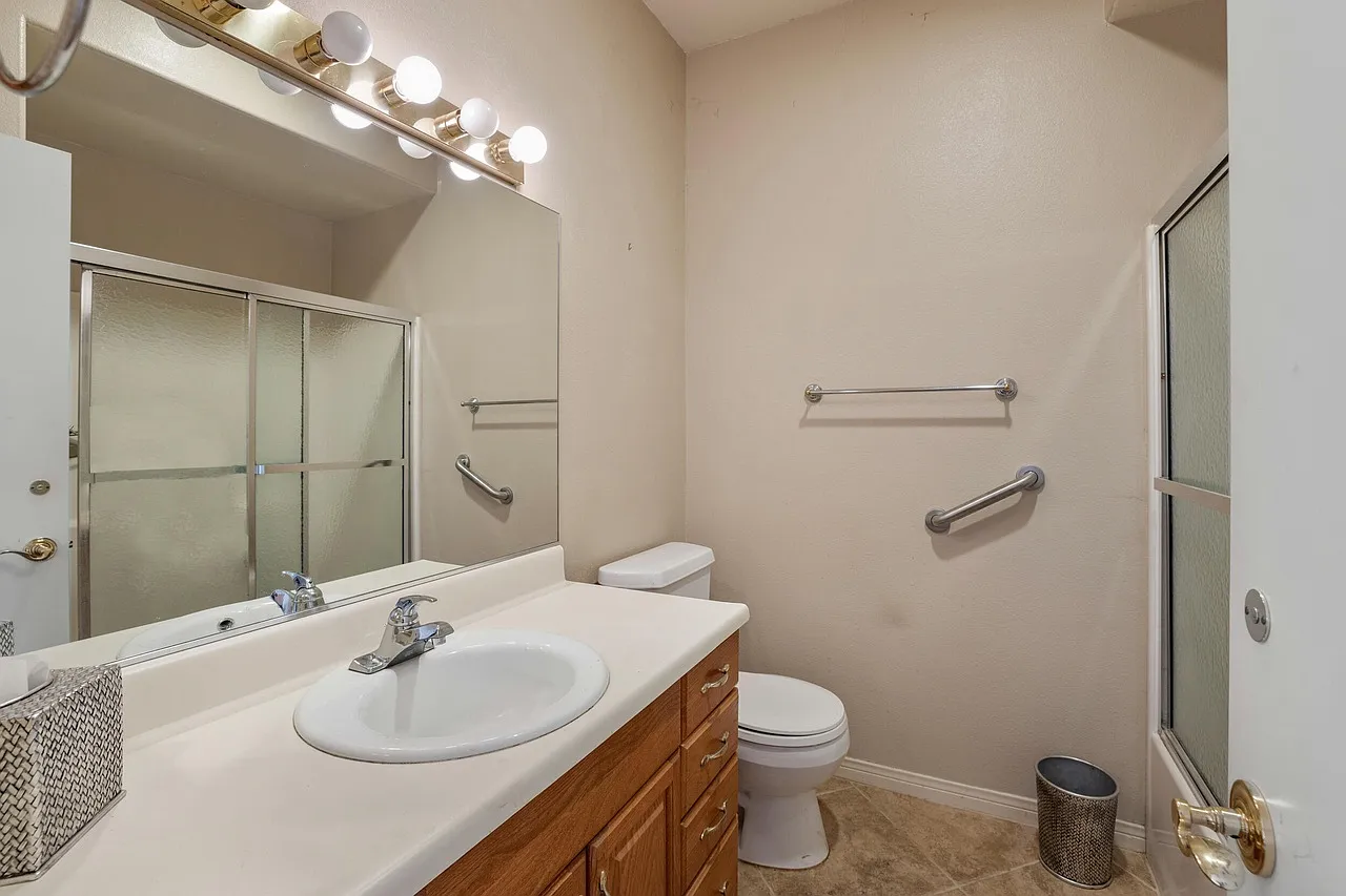 4 bed, 6847 sqft, $9,500 — Photo 1