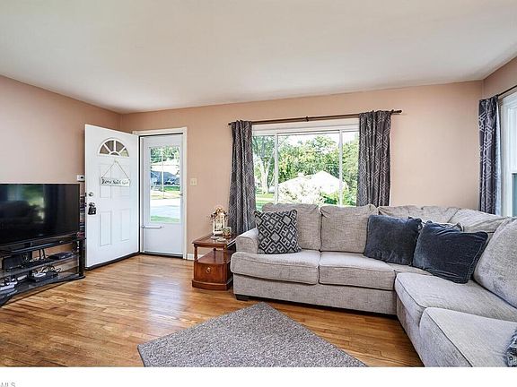 5th image of 141 Emmons Ave