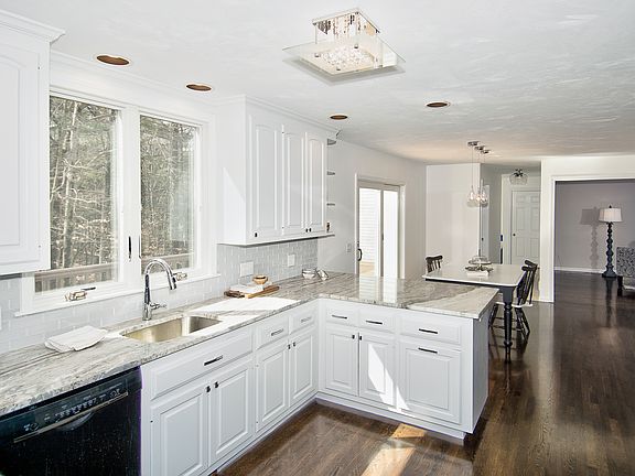 2nd image of 6 Fox Hill Ln