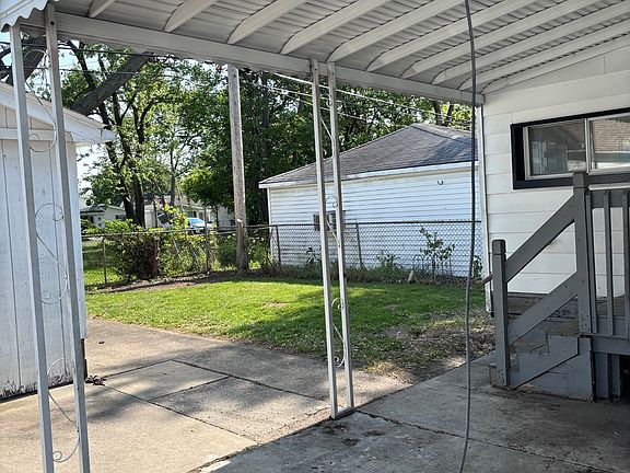 2nd image of 1736 E Jarvis Ave