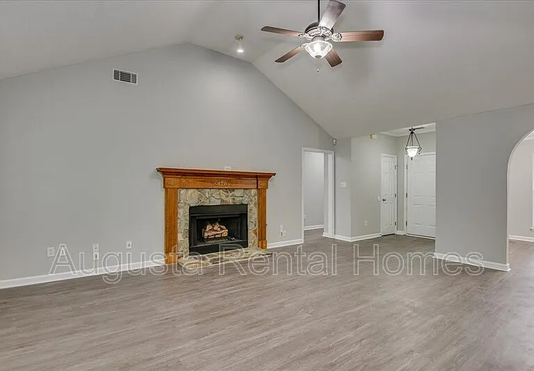 690 Monroe St — Photo 8