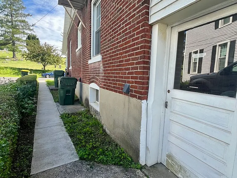 387 E Howard St — Photo 4