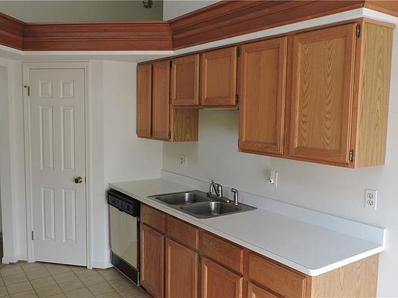 4th image of 26 Walpole Ct