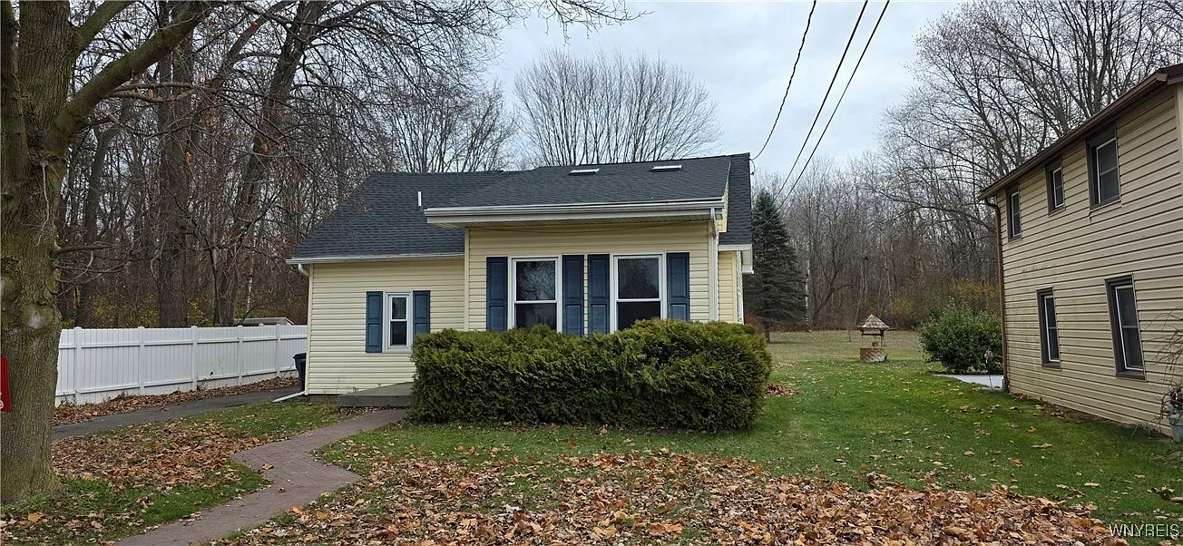 2749 Caledonia St photo 1