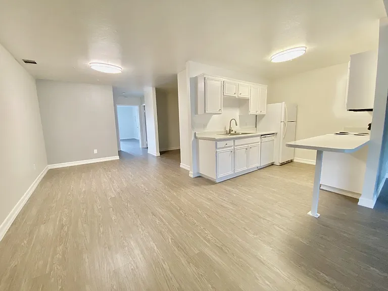 Chateau Spring Gardens Apartments — Photo 23