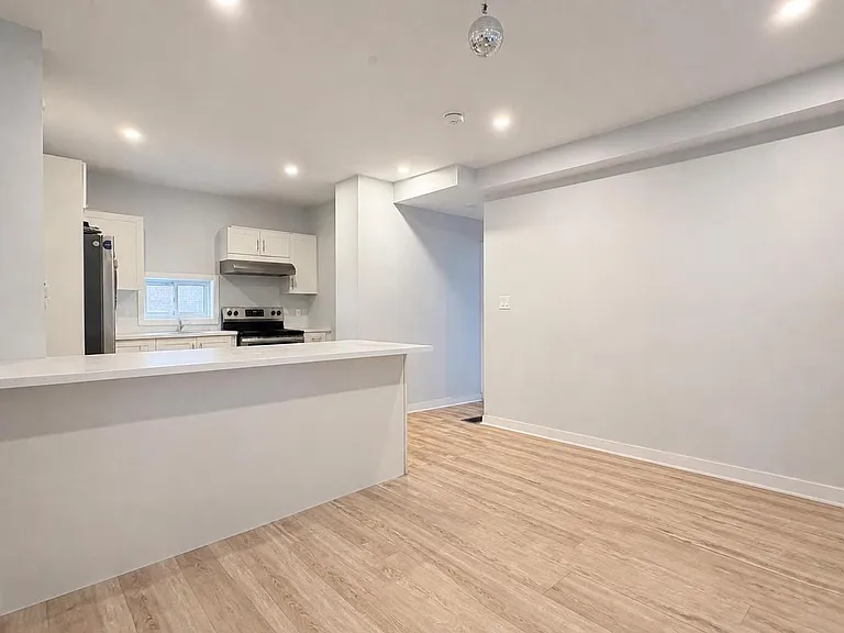 567 Campbell Ave #MAIN — Photo 2
