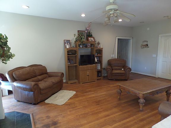 4th image of 108 Laura Pl