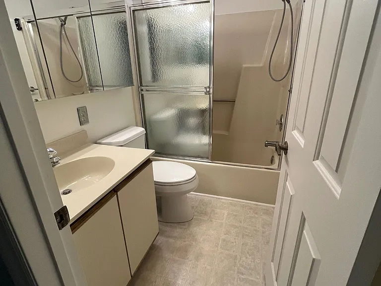Second Bedroom Bathroom/shower/tub