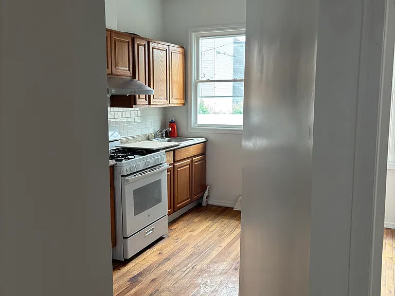 1068 Castleton Ave — Photo 7