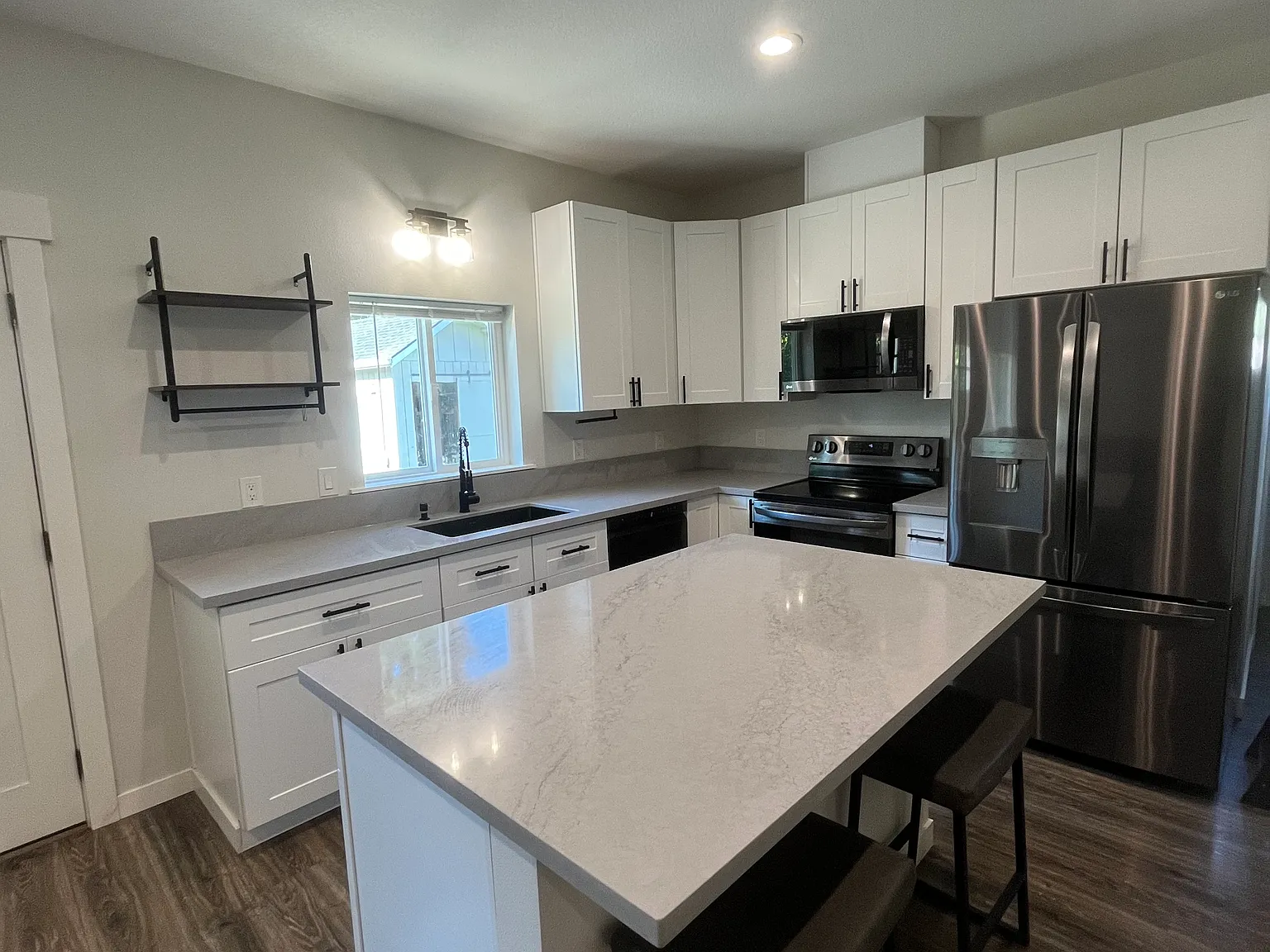 2 bed, 800 sqft, $1,600 — Photo 2