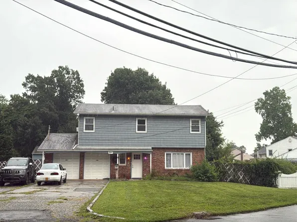 9 13th Ave, West Babylon, NY 11704