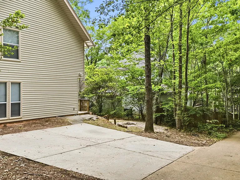 379 Butternut Dr — Photo 3
