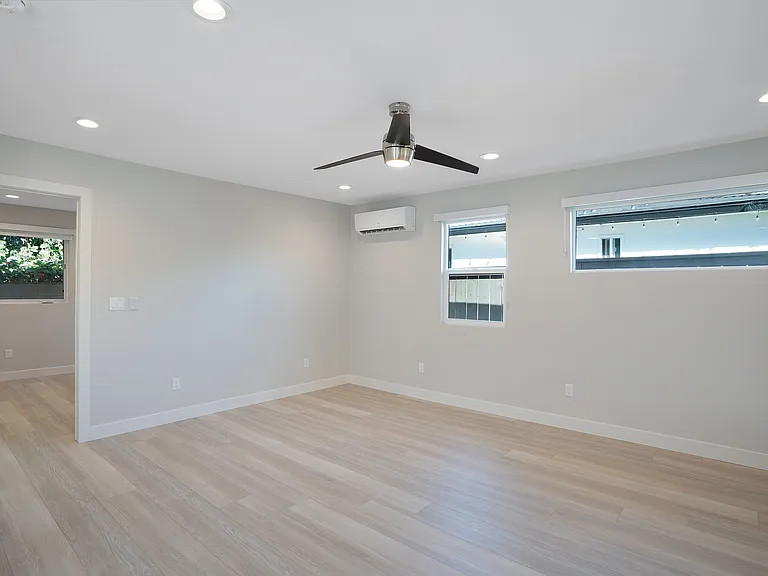 1056 1/2 Emory St — Photo 6