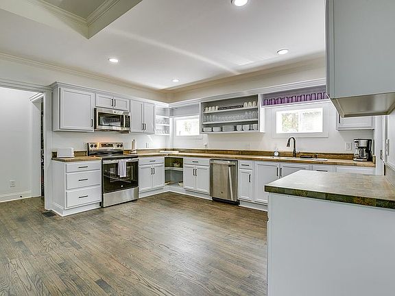 3rd image of 495 Main St