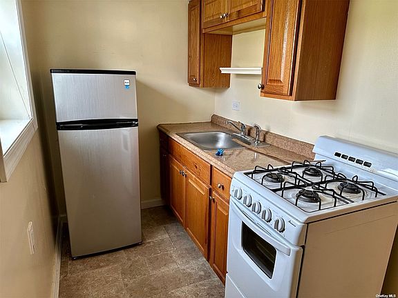 4th image of 341 E Pine St