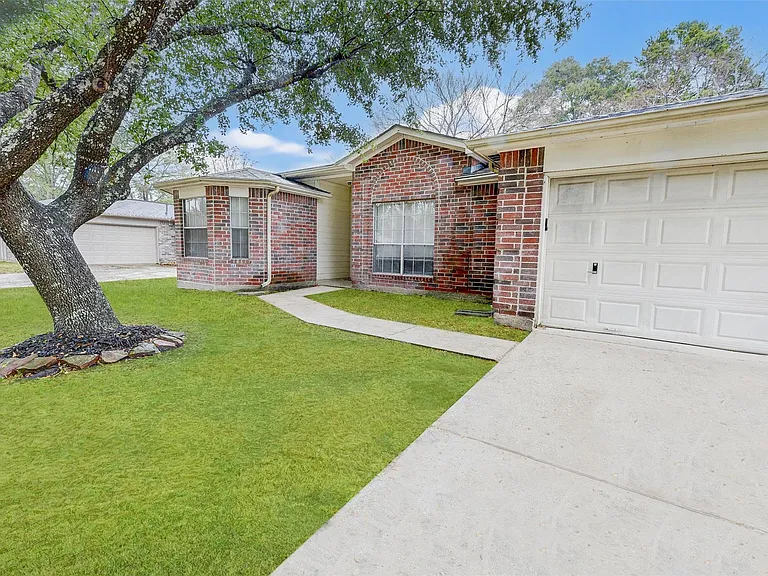 7815 Barnhill Dr — Photo 2