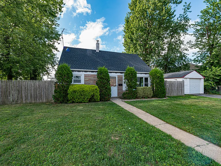 2528 Marshall Ave — Photo 2