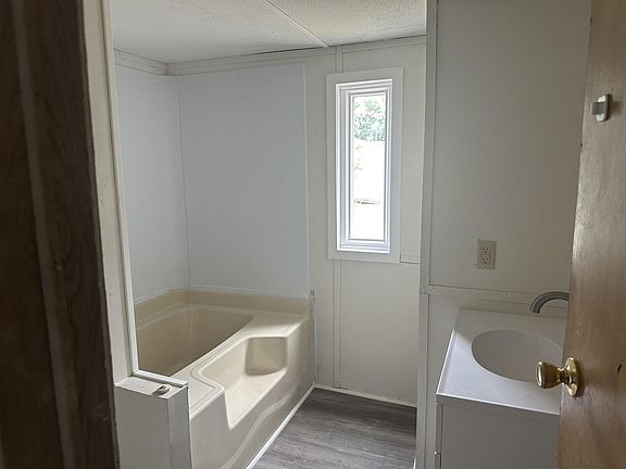 5th image of 251 Pebble Rock Cir