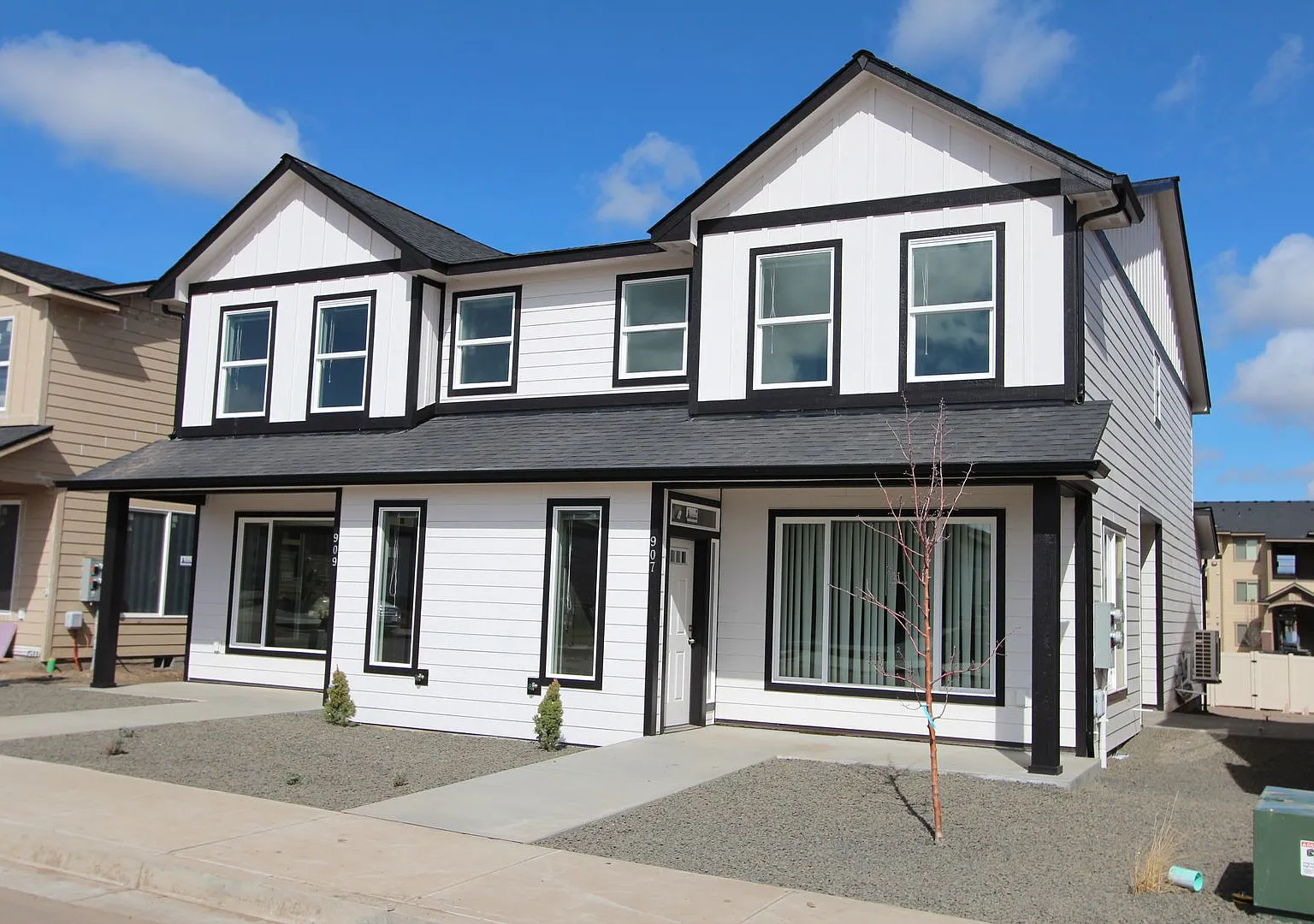Modern design 3-bed, 2.5-bath duplex available August 10th!! — Photo 3