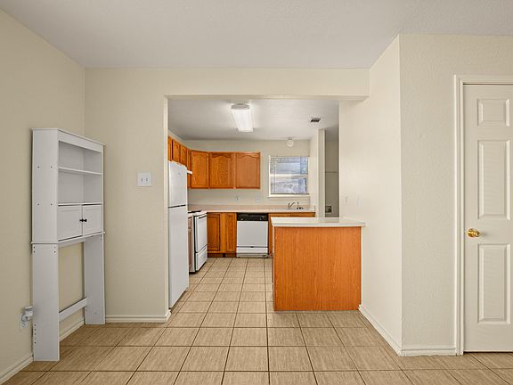 4th image of 2224 Katy Ln Unit B