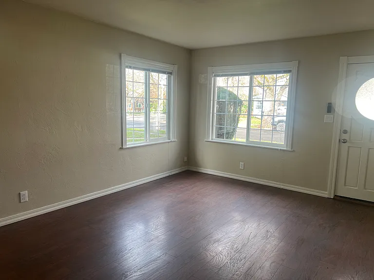 1008 Queen Anne Ave — Photo 2