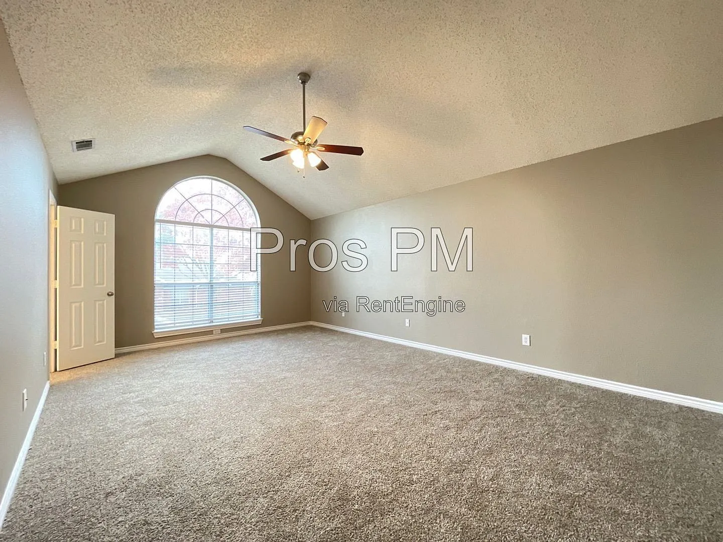 4 bed, 2.5 bath, 2700 sqft, $2,800 — Photo 3