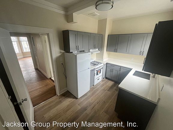 3rd image of 816 Ashbury St #9