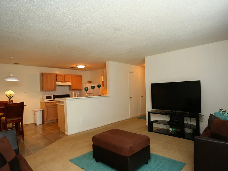 Taylor Pointe Apartments — Photo 24
