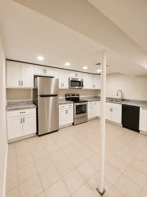817 W 39th St #BASEMENT